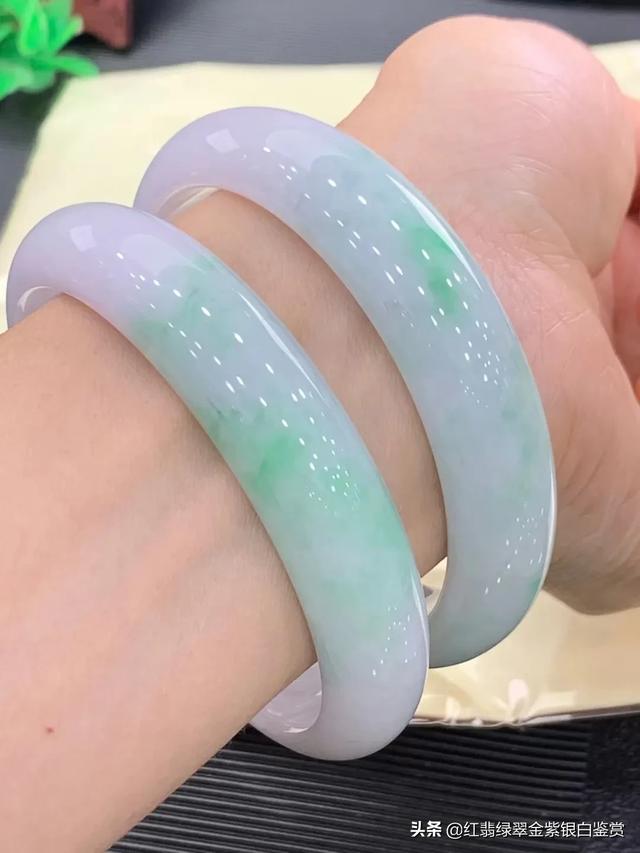 20万以上的玉镯图片,哪位大神帮我看一下，这样的手镯值多少钱？