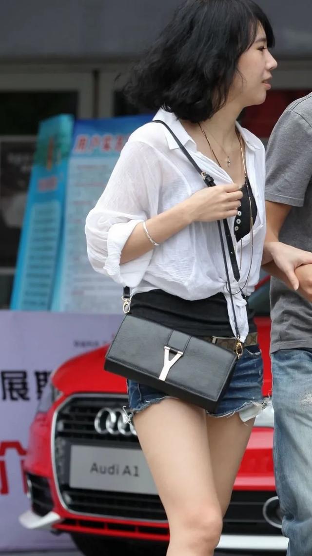 为啥很多白衣服都很透,女生还选择穿？