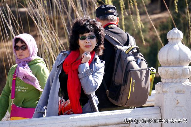 为什么有些大妈拍照喜欢戴墨镜披纱巾