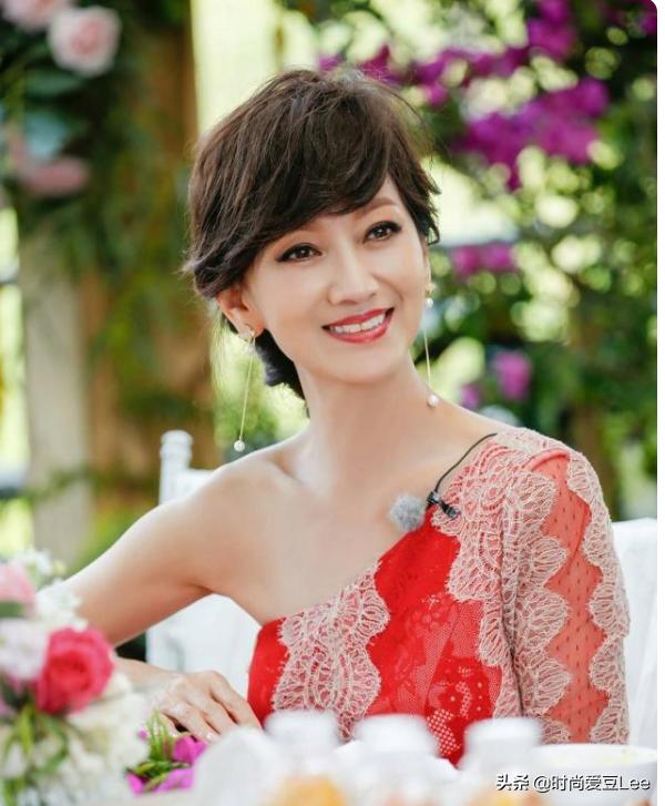 紫红色红宝石好还是玫红色好,五十岁的女人，什么发色才最适合你呢？