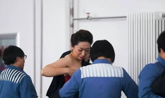 如果服刑犯人没钱,在监狱怎么生活下去的？
