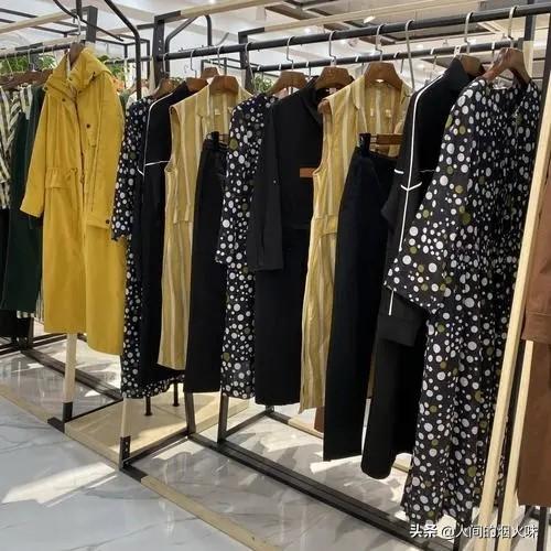 为什么人们在专柜上面买的很贵的衣服，地摊上几十块钱就能买到类似款式的？插图8