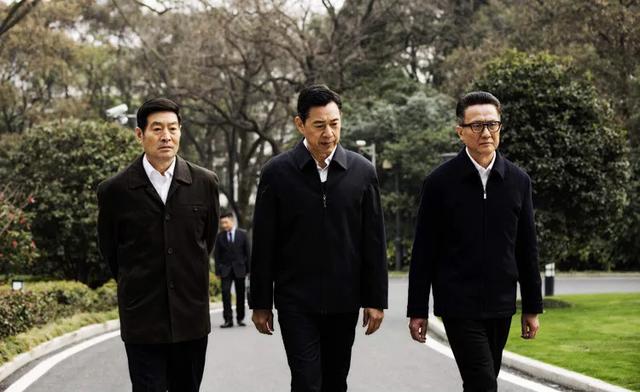 《扫黑风暴》里公务员穿的都是白衬衫+黑夹克,这样的穿着是公务员标配吗？是统一发的还是自己买的？