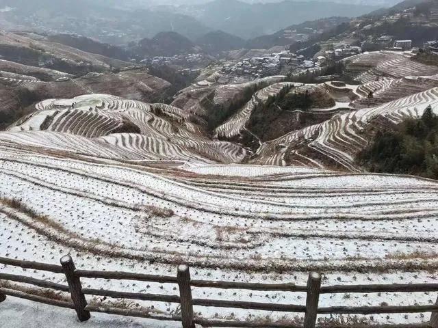 各位老师帮忙看如何为梯田春雪写一首诗呢？