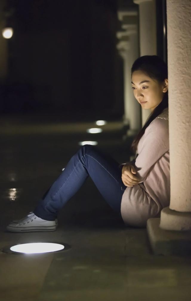 有没有那种在夜光下特别漂亮的女生照片？
