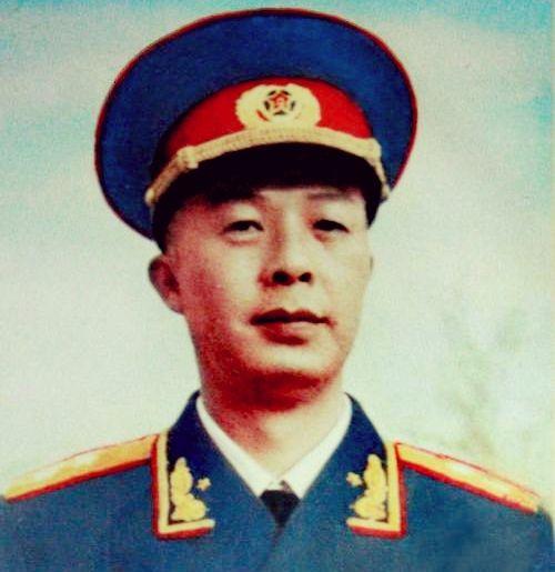 谢富治简历:军队的司令员和政委级别一样吗？