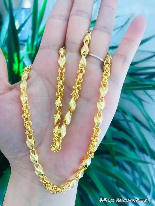 20万以上的玉镯图片,哪位大神帮我看一下，这样的手镯值多少钱？