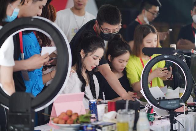薇娅凉了,她旗下那些签约主播们怎么办？