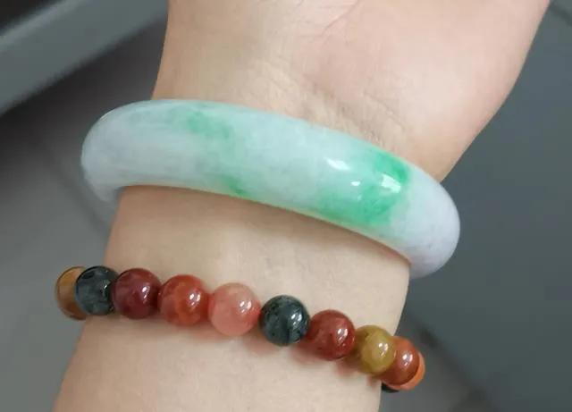 百万玉镯是什么样,这根春彩手镯怎么样？值多少钱？