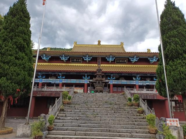 烧香拜佛的正确姿势，出去旅游，进入寺庙。需不需要跪拜？