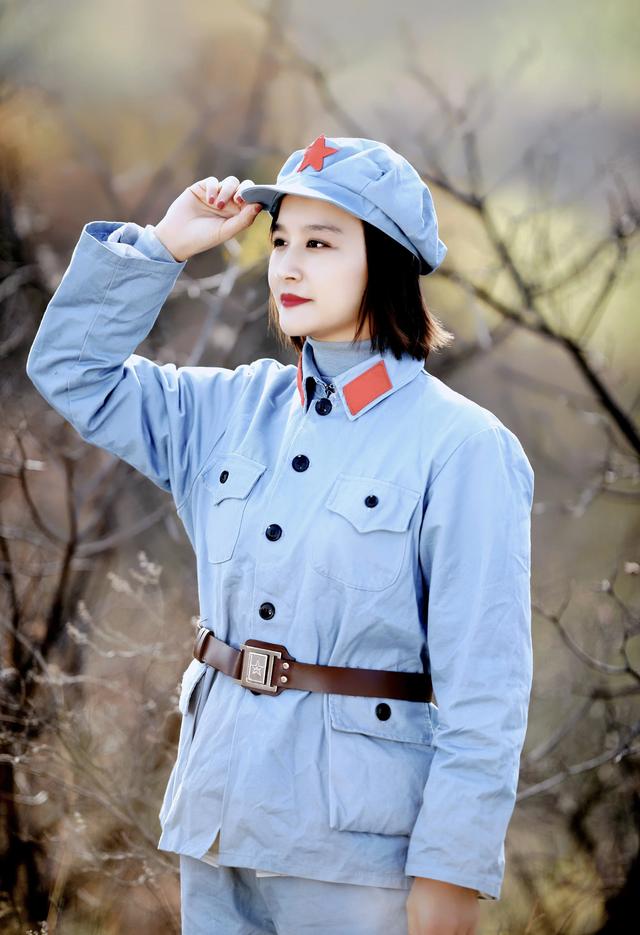 朋友圈掀起了晒军装照的狂潮你见过穿军装最美的女孩是谁