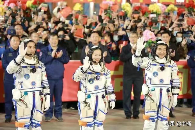 飞天舱外航天服好帅:为什么我国舱外航天服没有助推系统？