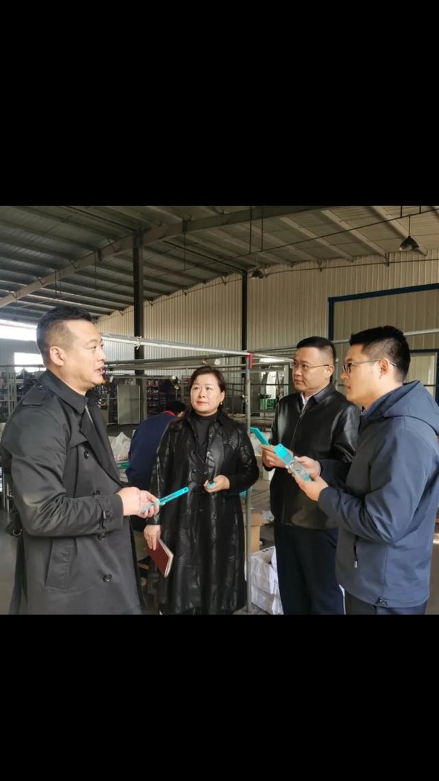 两个同事,一个城府比较深,一个简单粗暴,你更愿意跟谁相处呢？
