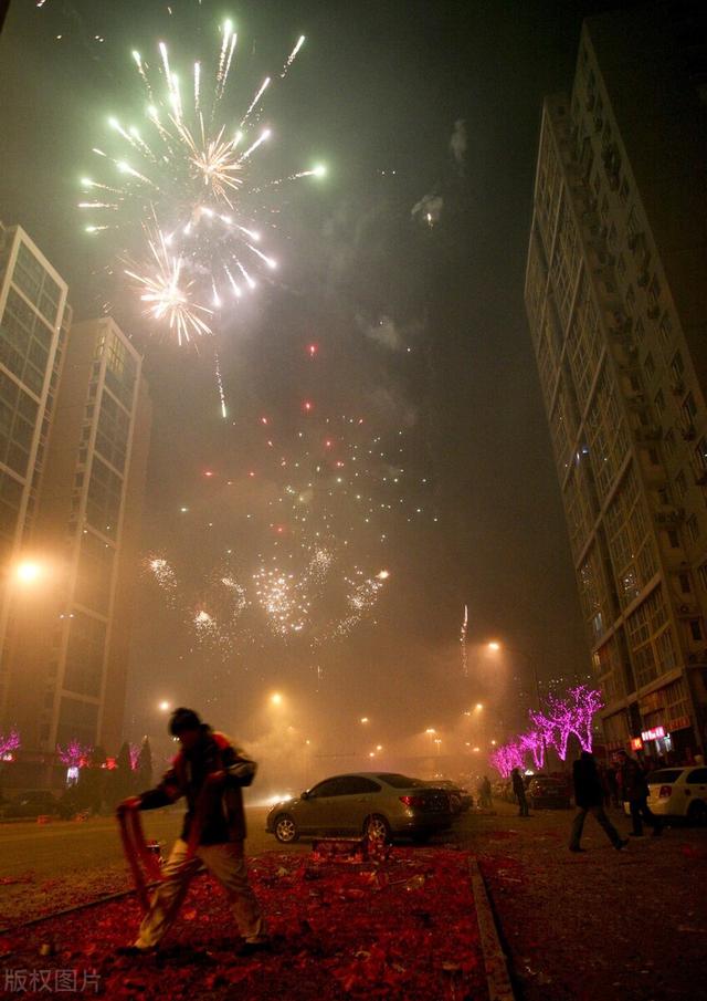 过年的时候,都在门上贴门神,让他们来保护家人的安全,放鞭炮和烟花是