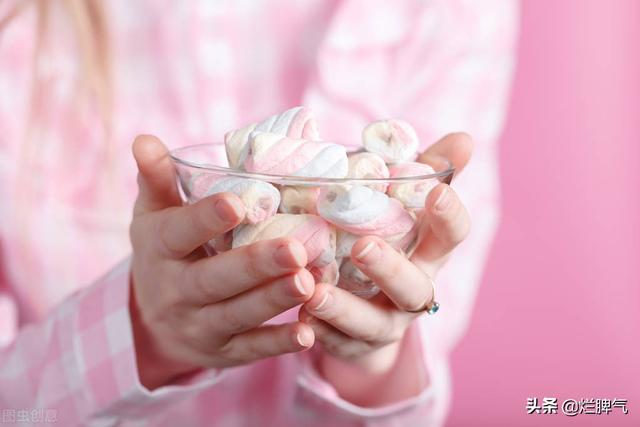 三岁宝宝蛔虫病症状:孩子三岁半，最近总是啃手指头，婆婆说是肚里有虫了，有可能吗？