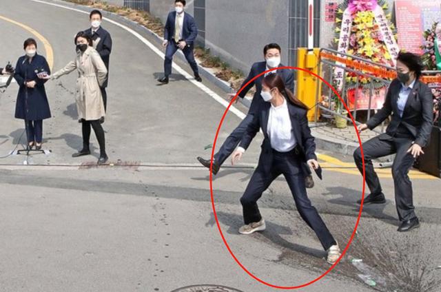 为什么朴槿惠是个罪人,韩国还给她配有保镖,这花的是谁的钱？