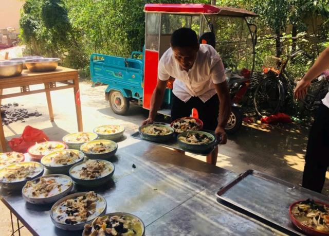 梦见很多亲戚和熟人在吃酒席,农村宴席，为什么男人和女人不同席？