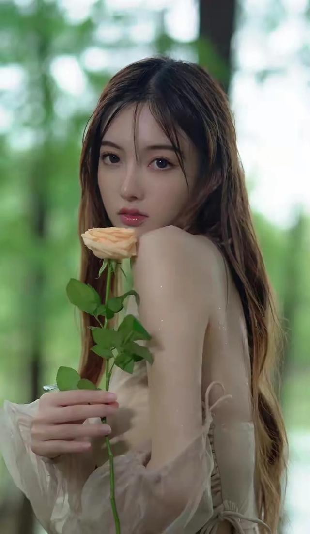 美女遛狗街拍:你见过最好看的街拍女孩是什么样子呢？敢不敢发出来看看？ 美女遛狗视频