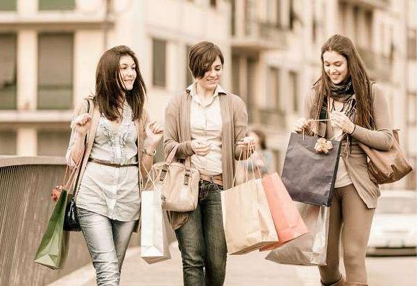 为什么人们在专柜上面买的很贵的衣服，地摊上几十块钱就能买到类似款式的？插图33