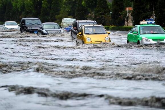 直击河南暴雨图片，特大暴雨，郑州气象局长竟然被冲走，洪水之中他遭遇了什么情况