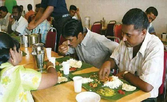印度人用哪只手吃饭，有人说印度人吃饭和大便都用手直接接触，不觉得脏吗真的吗