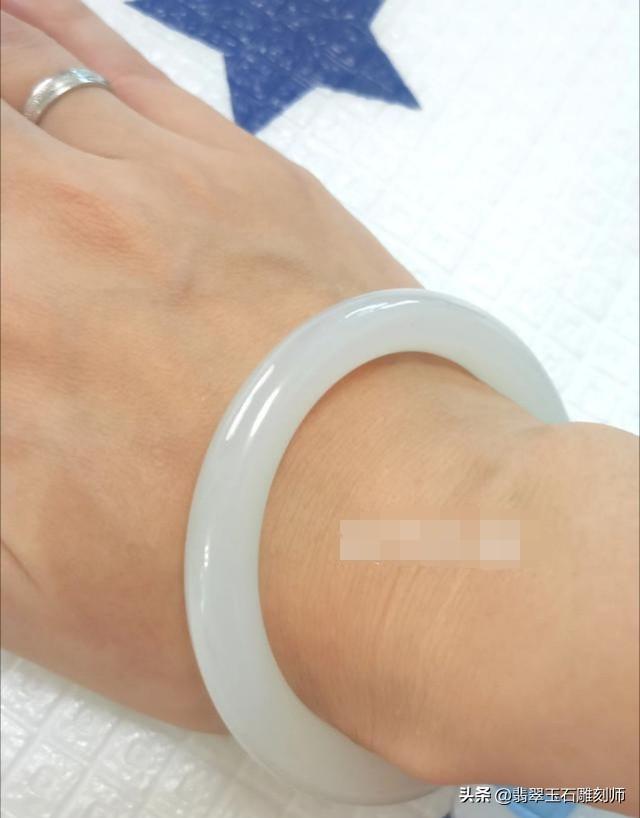 好的玉镯子有什么特征,请懂玉的条友帮忙看看这条镯子怎么样？