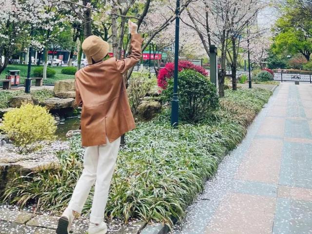 人到中年后才发现，早点生孩子和晚点生孩子差别很大，你怎么看？插图