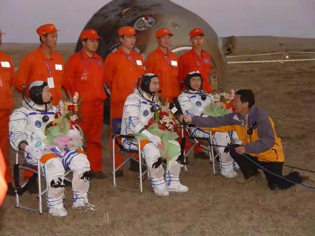 返回地球的宇航员身体出现哪些问题，航天员返回地面，适应不了地球引力让坐着，那为什么不让躺着呢
