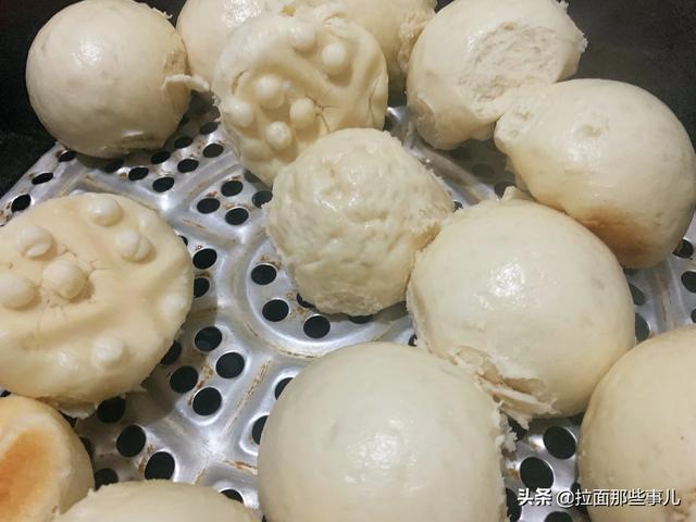 蒸馒头揭开锅盖后,有的馒头迅速缩成又黑又小又硬的馒头,为什么?