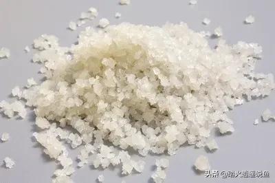 金鱼身上长白点用什么药:金鱼全身充血并且伴随白点应该如何治疗？