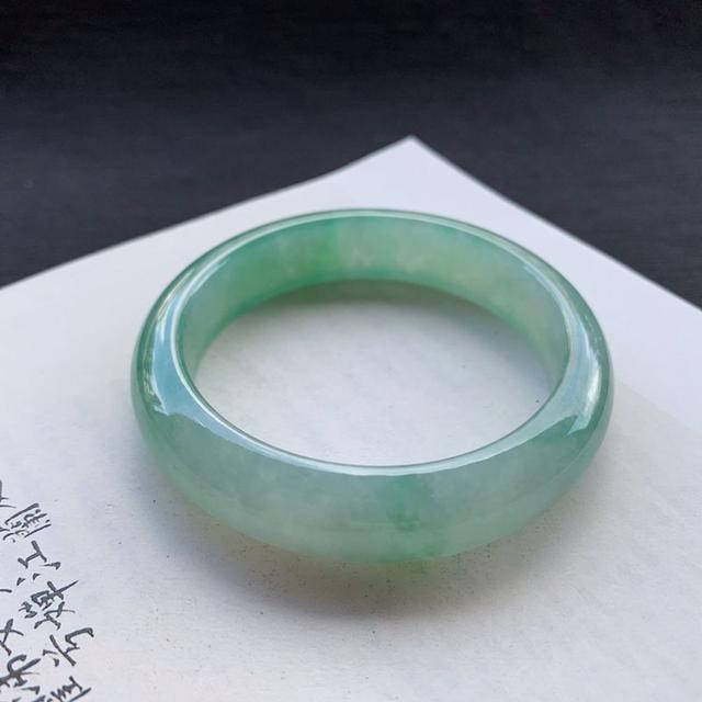 什么人不适合戴玉镯,不同年龄的女人适合戴什么样的翡翠手镯？