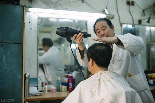 有人说现在高档的理发店不给顾客刮胡子老式的传统理发店却有这项服务