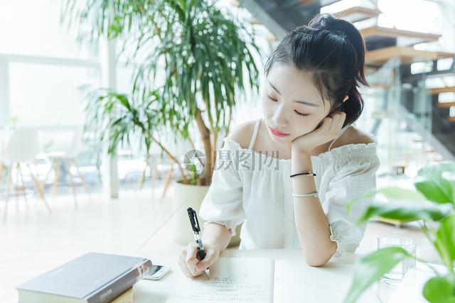 任佑明:我想问下为什么我上班存不到钱，不上班也存不到钱，问题出在哪里
