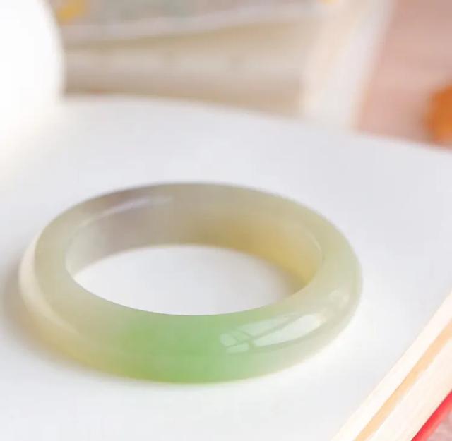 国内哪里买玉镯子便宜,想买个玉镯子，在哪里买比较合适？