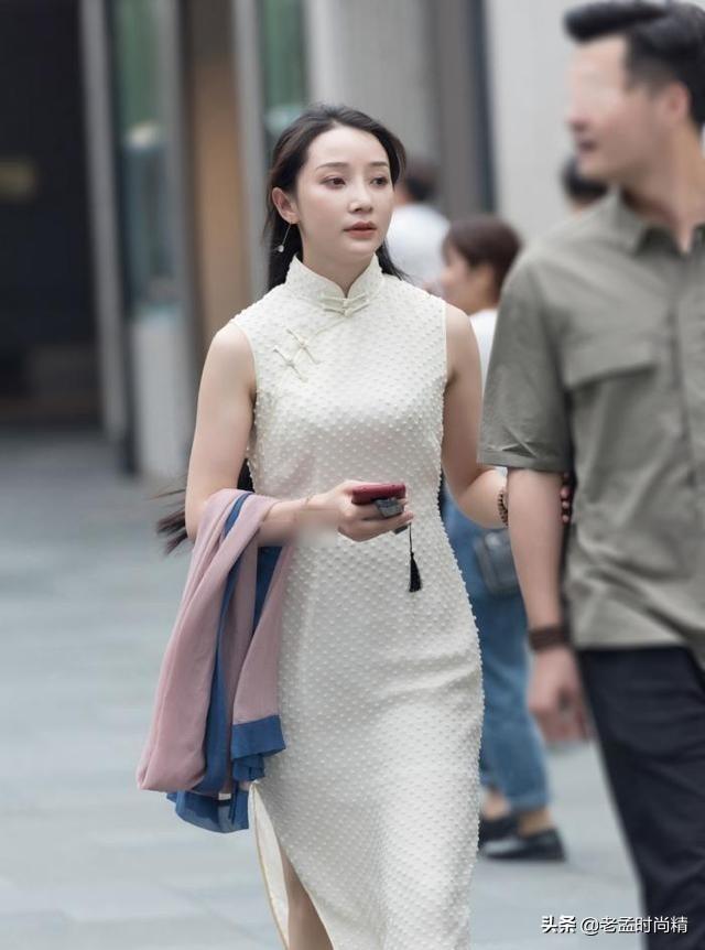 巩俐高开衩裙:女演员中，你觉得谁的演技是最好的？