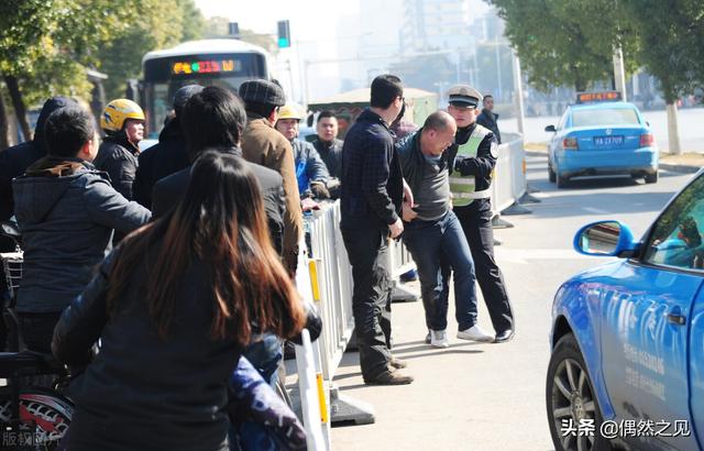 唐山救狗事件:唐山事件让我反思，酒桌上该如何避免朋友打架，自己被牵连？