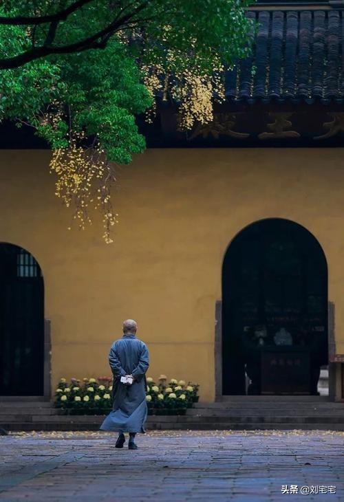 假活佛10年骗2亿:出家或做和尚要不要进行审批，他们的生活费和开销从何而来