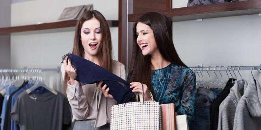 为什么人们在专柜上面买的很贵的衣服，地摊上几十块钱就能买到类似款式的？插图34