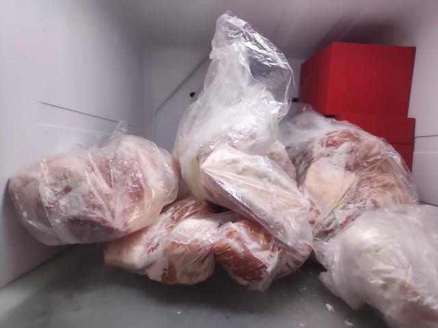 桶油,餐巾纸,卫生纸,洗衣液,洗衣皂,还有三颗大白菜,冰箱还藏了些猪肉