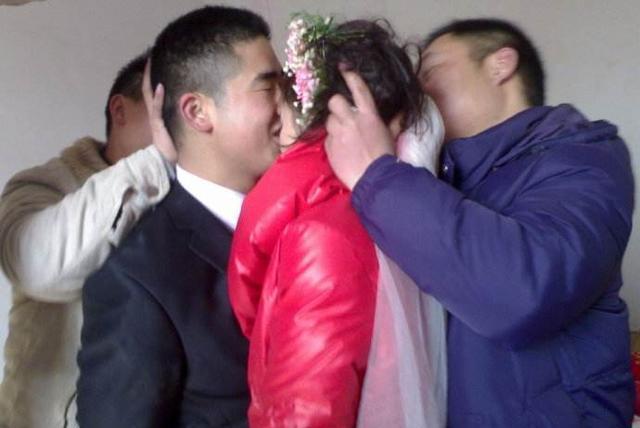 乡村新娘:为什么农村结婚时，新娘不能上厕所，要憋尿入洞房