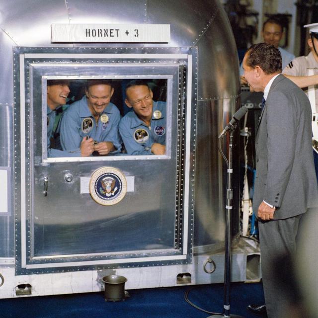神十三两名航天员已成功出舱，太空的三人组何时凯旋归来？