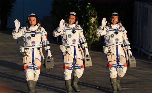 神舟十二号飞船里是哪些人:神舟十二号飞船上的成员吃饭与我们一样吗？ 神舟十二号载人飞船有几个人