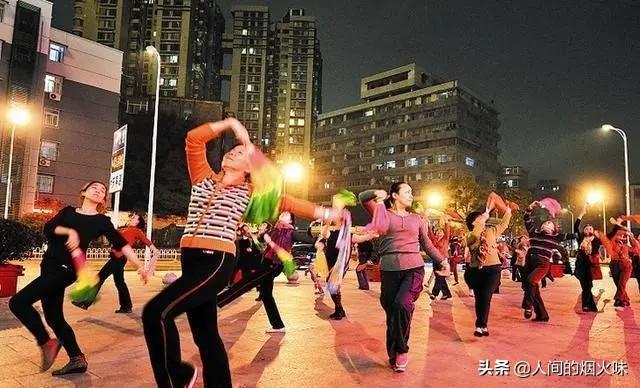 广场舞明明是免费的，为何带队领舞却月入过万，她们怎么盈利的