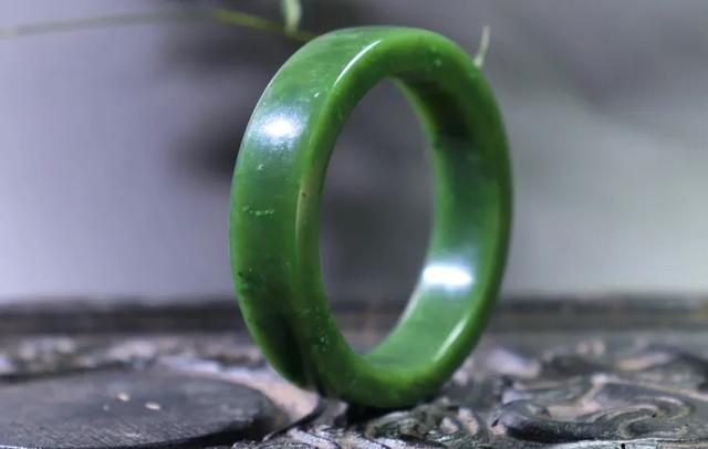 翡翠在哪里买比较靠谱,想买个玉镯子，在哪里买比较合适？