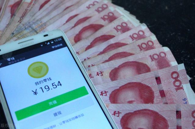 父母半年前有事借了我1万块钱，现在有钱了要还我，我该要吗(问父母借钱借2万的理由)
