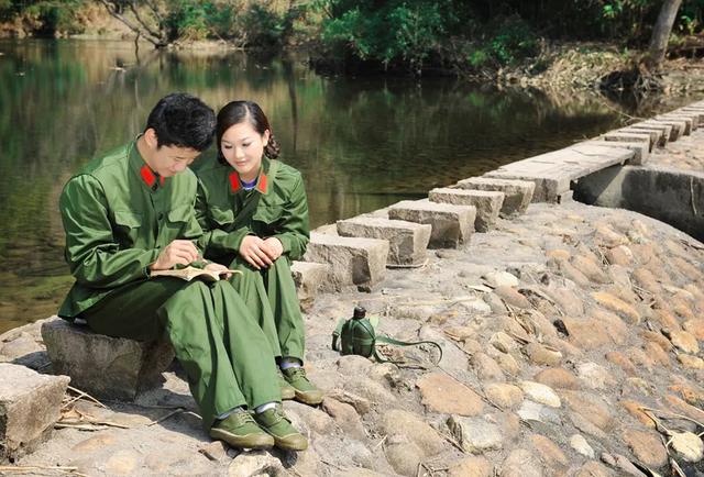 六七十年代,国人的衣服有什么特点？农民都穿什么？