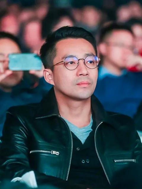 汪小菲力挺大s:汪小菲力挺滕华涛和向佐力挺鹿晗，你怎么看待这件事
