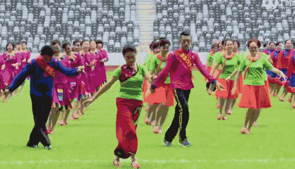 你对大片的广场舞中,只有极个别的男性在跳有什么看法,丢人吗?