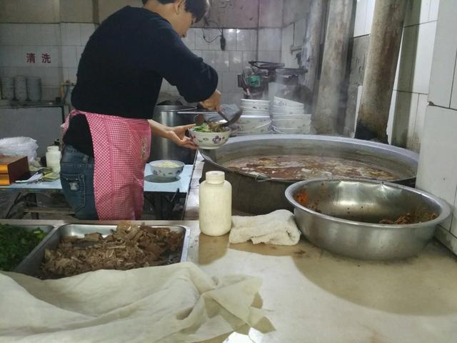 街边的一些饭馆看起来生意不错，为什么会开不下去