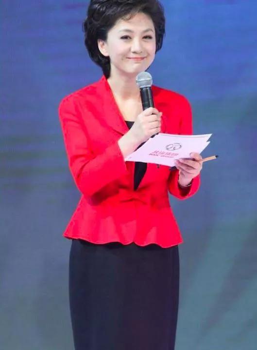 李思思背景:你认为央视春晚中，历届女主持人哪个最漂亮